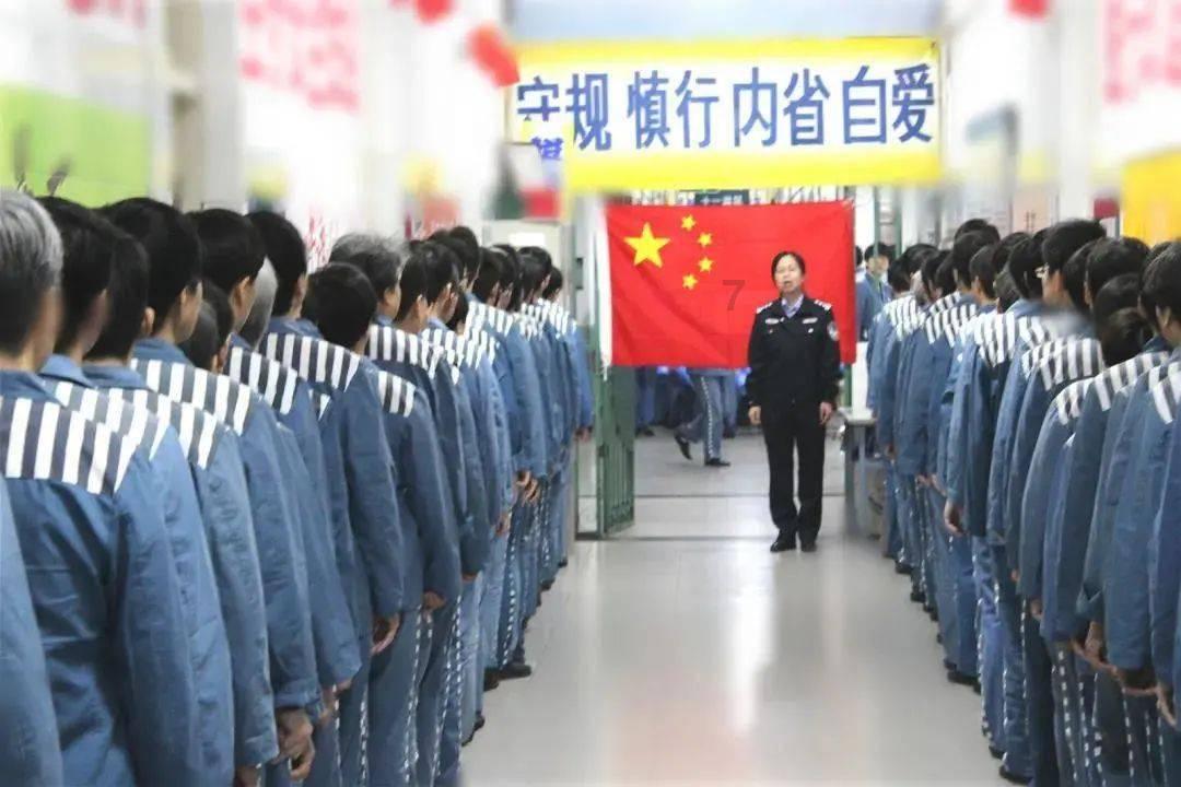 养鸡人乘坐山地车喂鸡,省时又省力