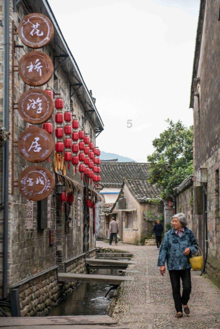 贵州两名落马女厅官被逮捕画面曝光